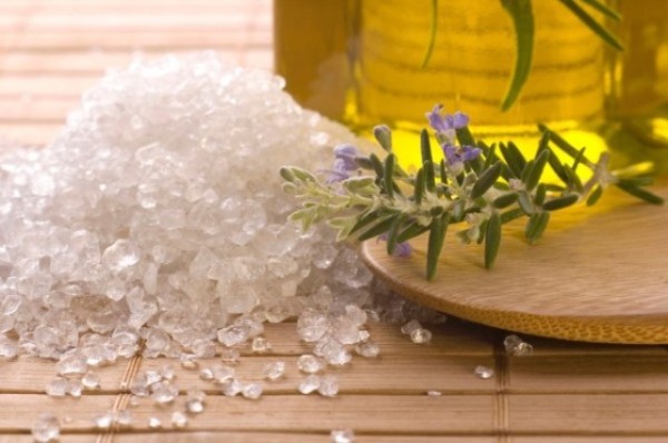 5 скрабов для тела с морской солью, которые помогут поддерживать тонус кожи