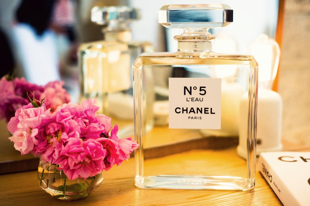 5 классических французских ароматов, которые должна знать каждая женщина