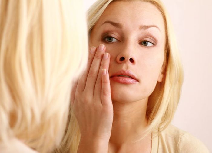 5 быстрых способов снять отёчность с лица утром