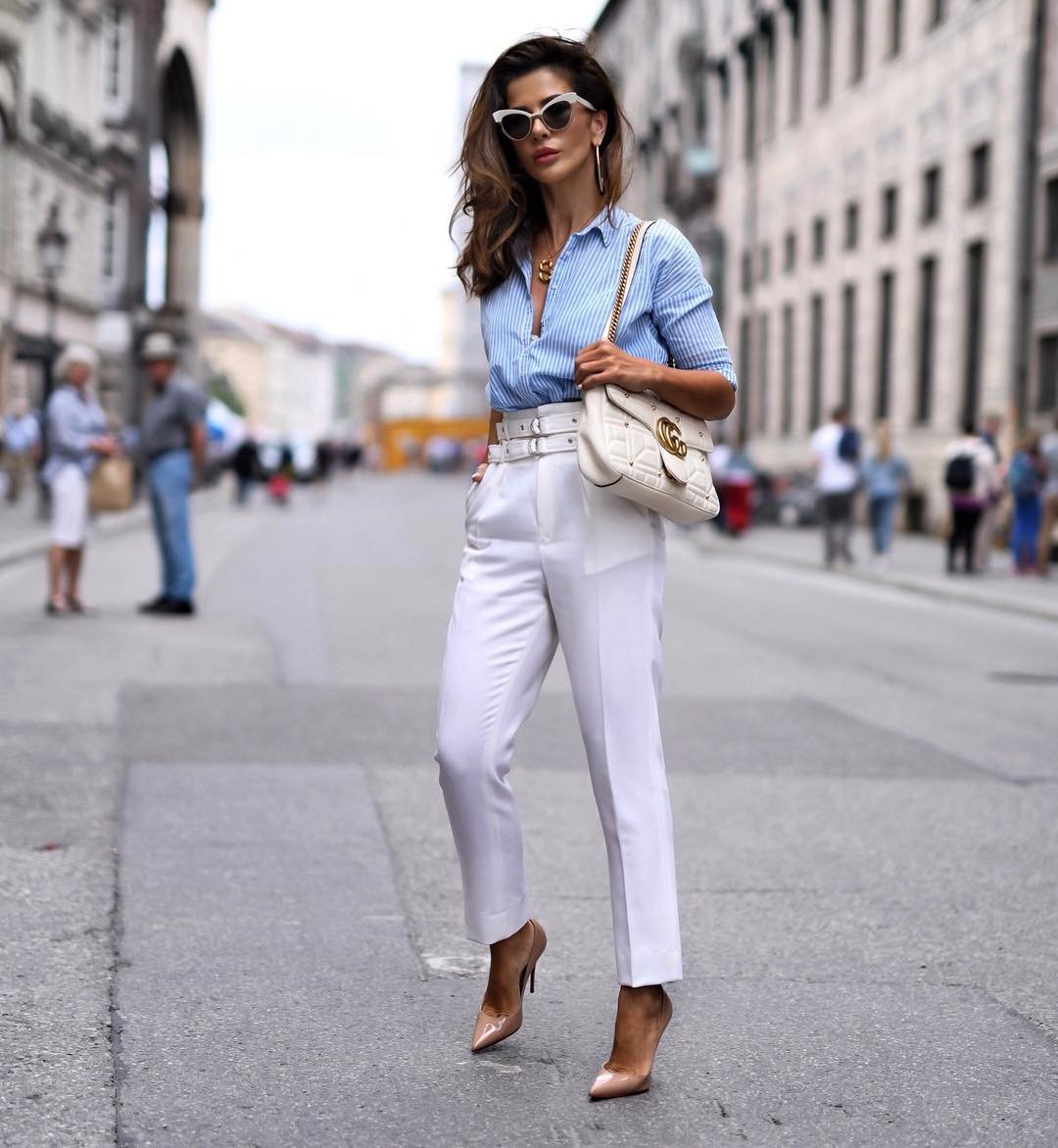 11 стильных примеров того, с чем можно носить белые брюки и джинсы в осенне-зимний сезон