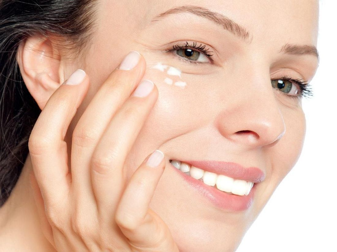 Чем отличается крем для кожи вокруг глаз от крема для лица. Стоит ли переплачивать
