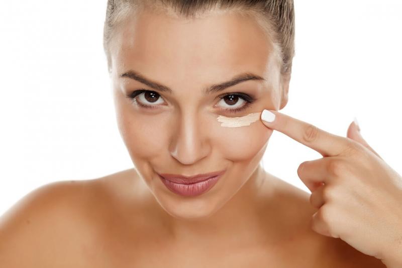 Чем отличается крем для кожи вокруг глаз от крема для лица. Стоит ли переплачивать