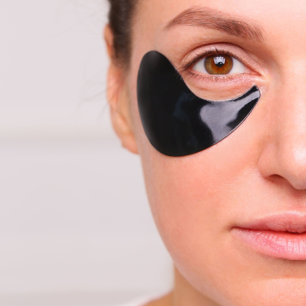 Почему женщинам после 40 стоит регулярно пользоваться тканевыми масками и патчами