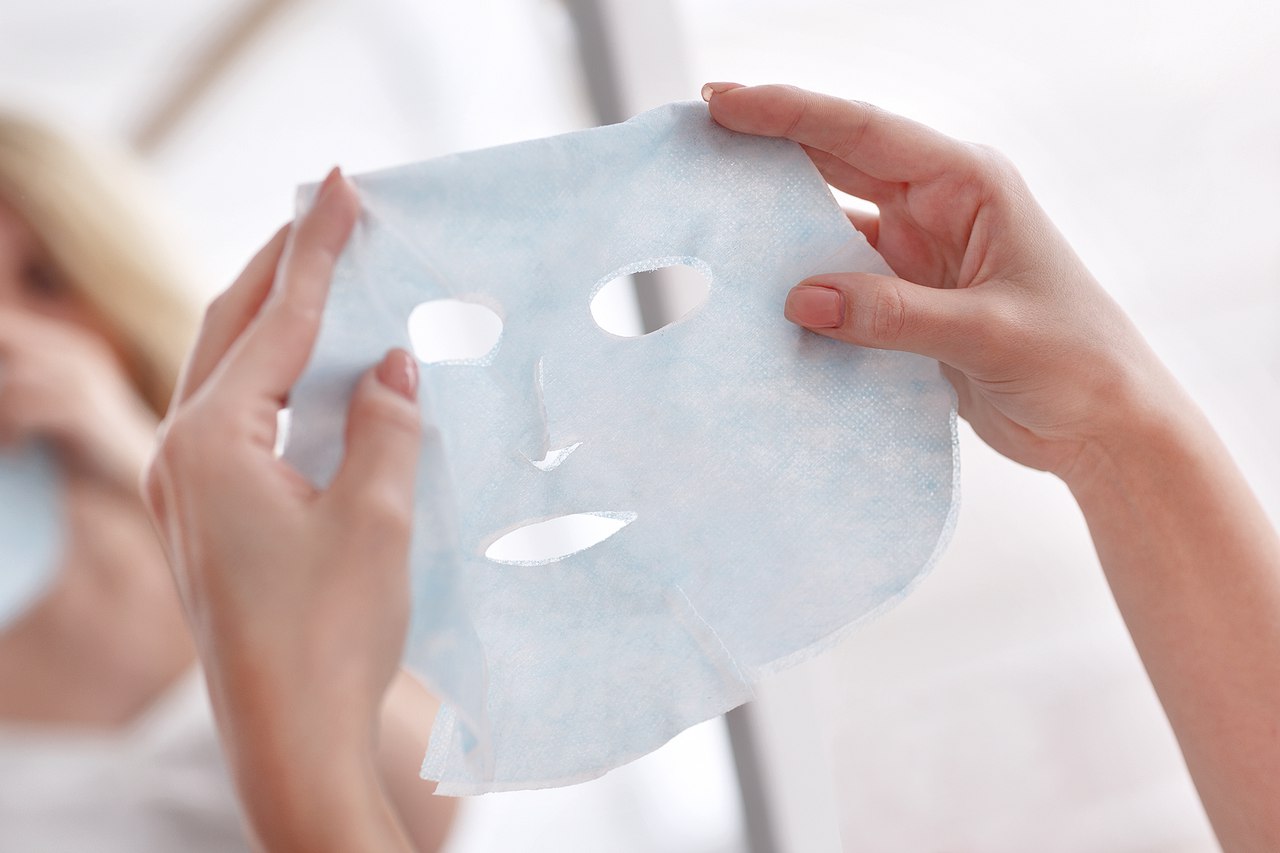 Почему женщинам после 40 стоит регулярно пользоваться тканевыми масками и патчами