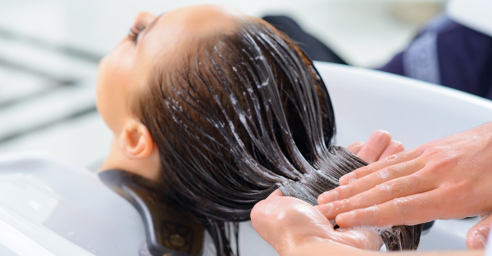 Почему большинство женщин моет волосы неправильно