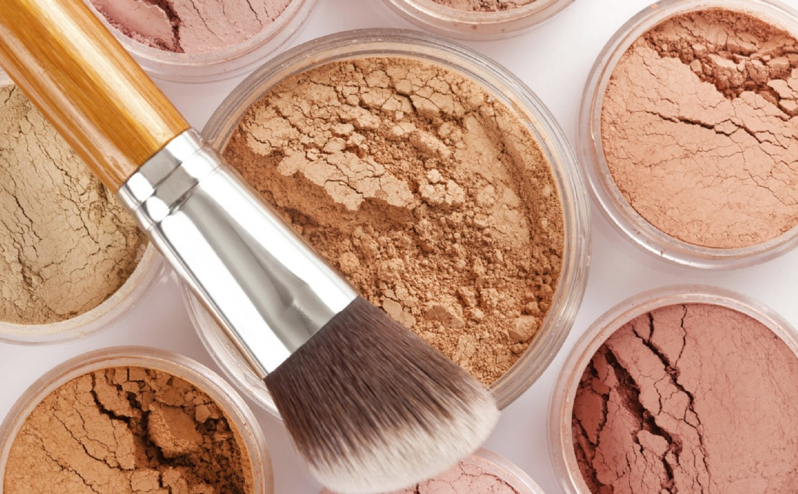 5 идей применения пудры в макияже, оттенок которой не подходит к цвету лица