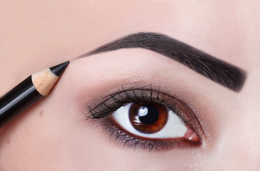 Почему черный карандаш для бровей и глаз неуместен в современном макияже