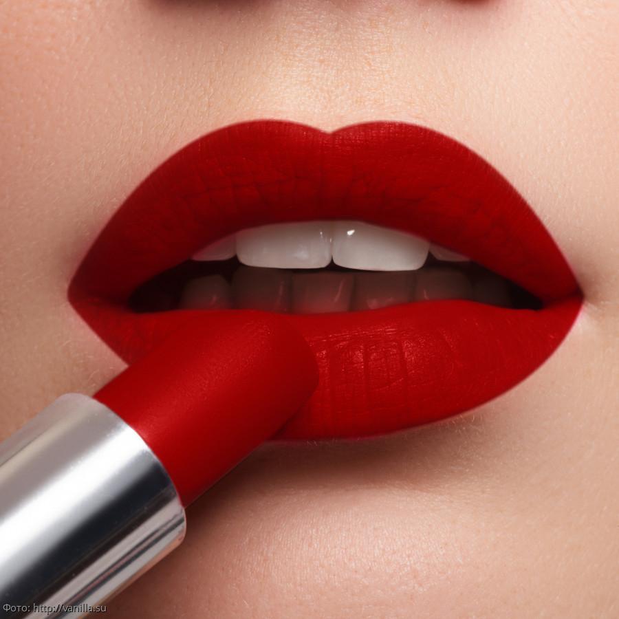 Почему большинство женщин красят губы неправильно