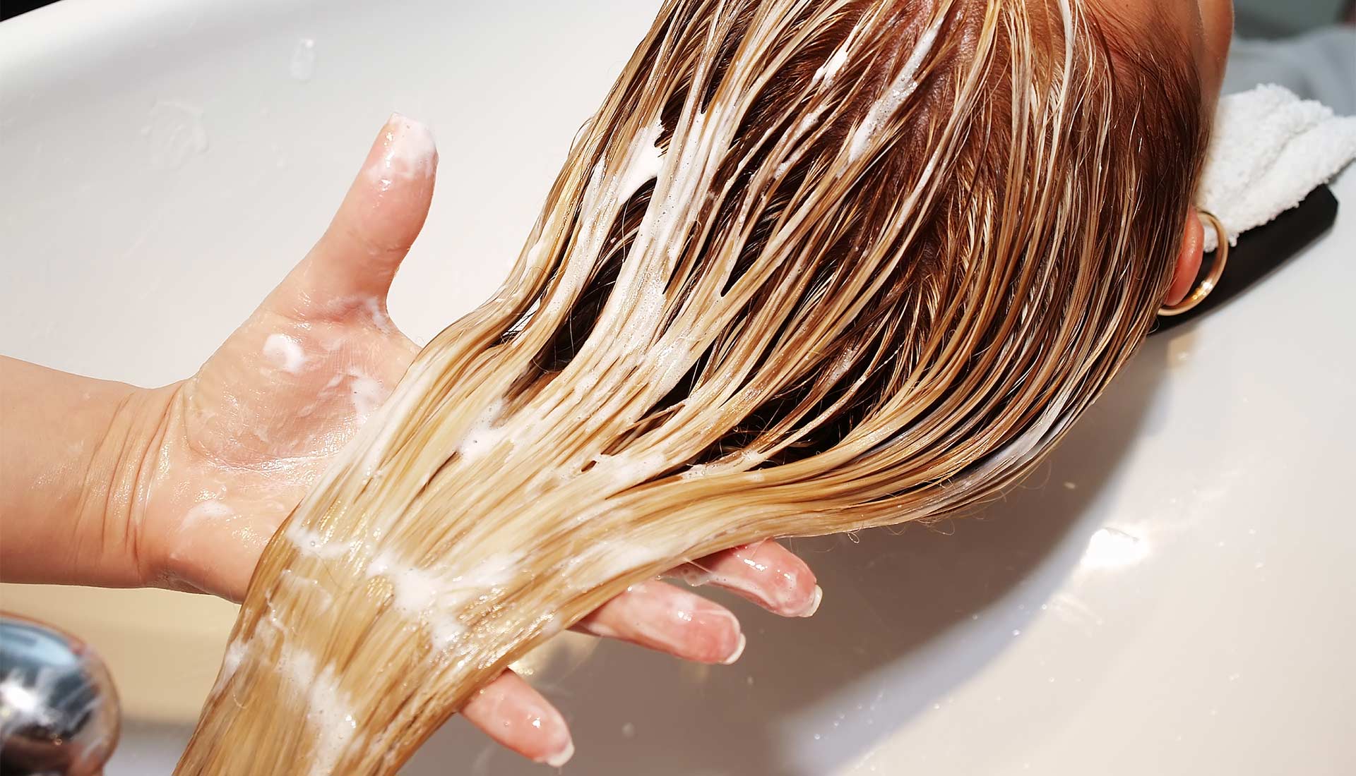 Как правильно ухаживать за обесцвеченными и осветлёнными волосами