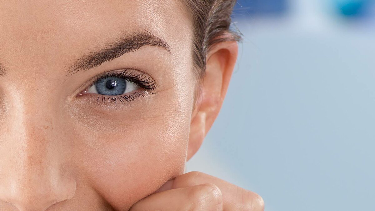 Почему коже вокруг глаз необходим отдельный крем и как его правильно наносить
