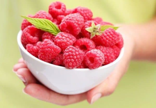 5 полезных масок для лица из сезонных ягод и фруктов