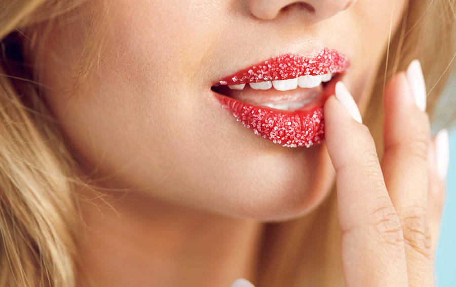 Как правильно увлажнять кожу губ, чтобы она не трескалась