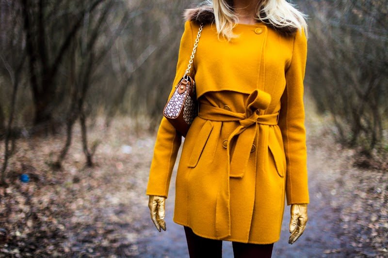 Оттенки горчичного. Горчичный цвет в одежде. Желто горчичный цвет в одежде. Горчичное пальто женское. Пальто горчичного цвета.